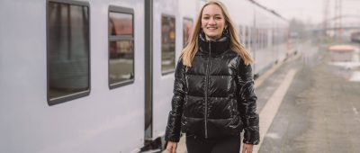 Bundestagsabgeordnete? Bei einer ihrer ersten Bahnfahrten nach Berlin erntete Emily einen sehr überraschten Blick von der Kontrolleurin. Foto: Fionn Grosse