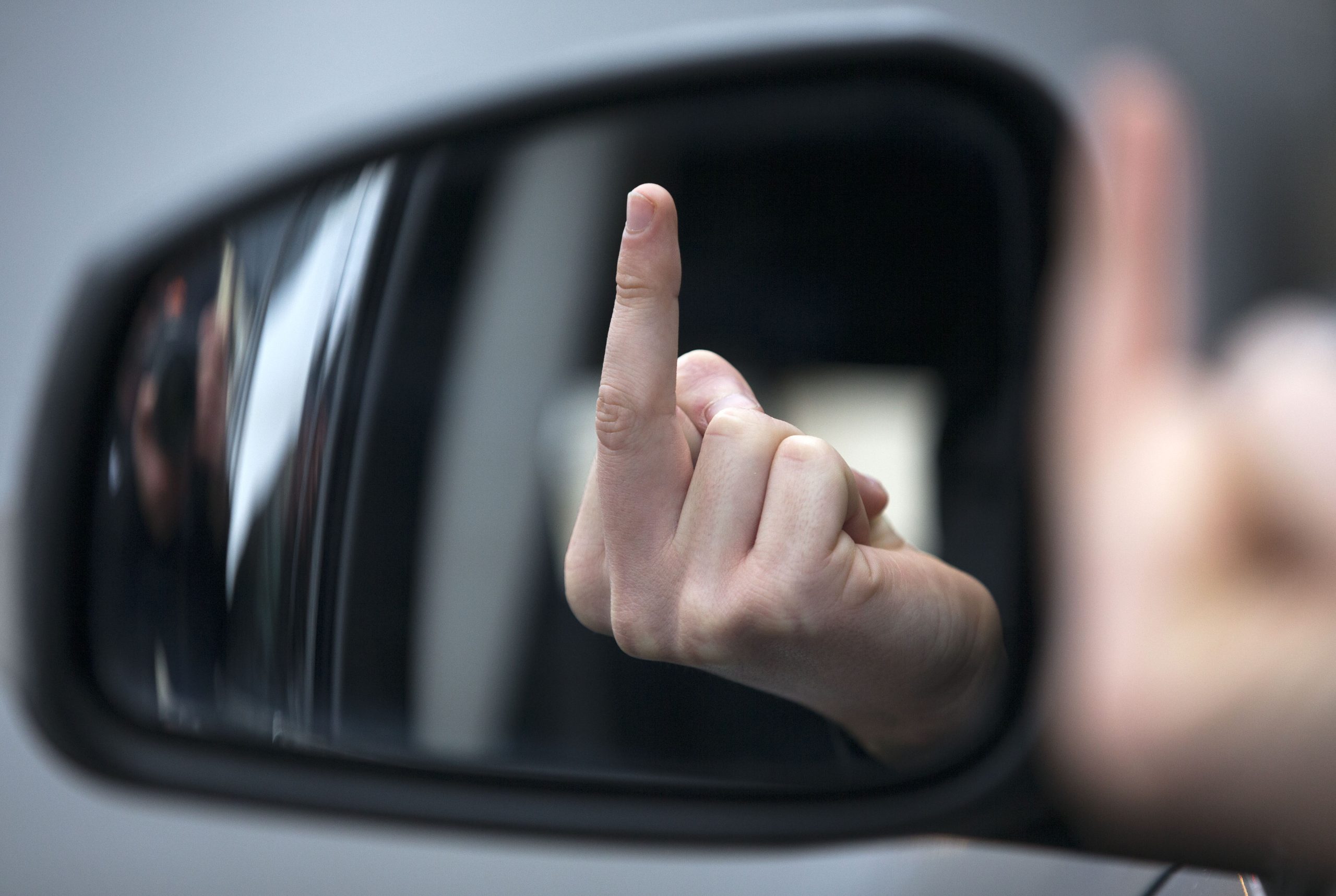 Mittelfinger und Arschloch: Das kosten Beleidigungen im Straßenverkehr