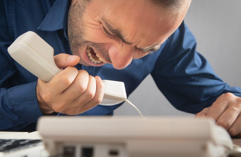 Das Bild zeigt einen Mann, der ins Telefon schreit (Symbolbild)