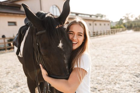 Hobbys sollten erst einmal außen vor bleiben. Also lieber keine Story vom Pferd - auch wenn du gerne reitest. Foto: Adobe Stock