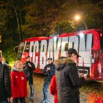 Die Bayern sind da! Der Bus des FC Bayern München kommt in Saarbrücken an. Am Sonntagabend spielt der Rekordmeister gegen den 1. FC Saarbrücken in der DFB-Pokal-Runde. Foto: Christine Funk