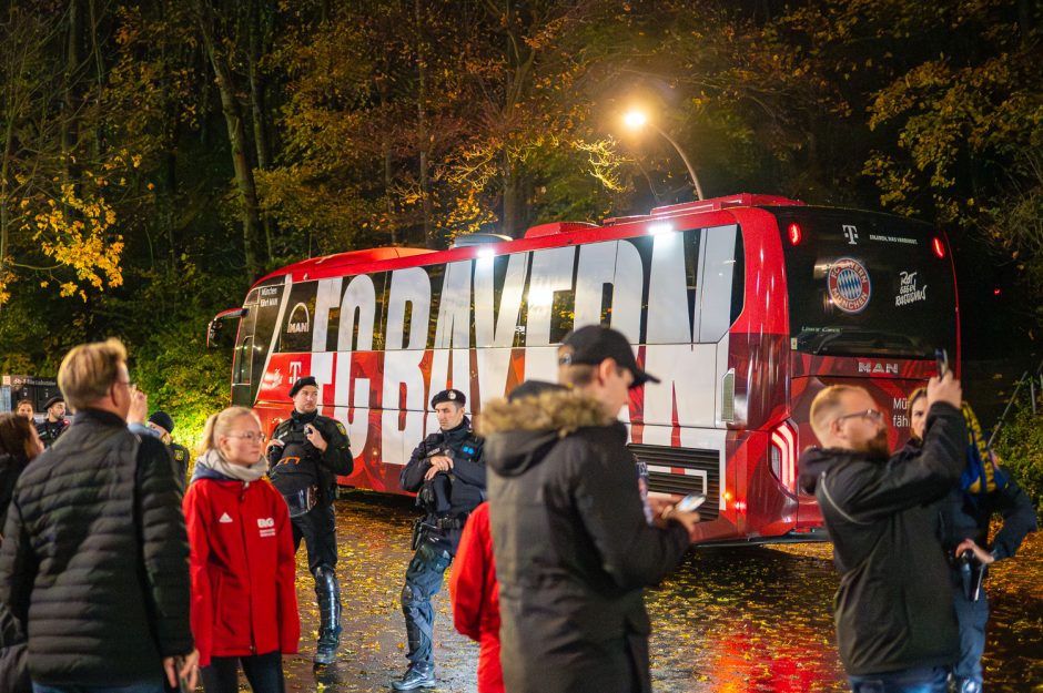 Die Bayern sind da! Der Bus des FC Bayern München kommt in Saarbrücken an. Am Sonntagabend spielt der Rekordmeister gegen den 1. FC Saarbrücken in der DFB-Pokal-Runde. Foto: Christine Funk