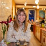 Auf einen Kaffee mit Jeanne Dillschneider: Für das Gespräch hat sie Lilli's Kuchenwerkstatt am St. Johanner Markt gewählt. Foto: Christine Funk