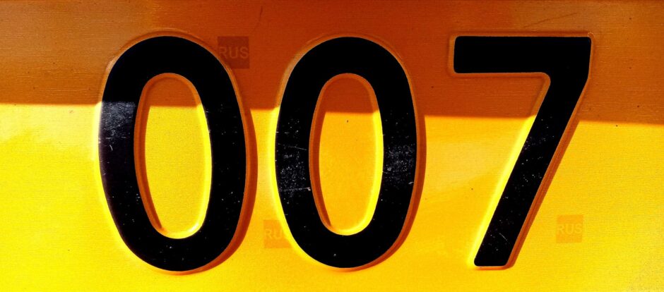 Nahaufnahme der Zahl 007 auf einem gelben Schild