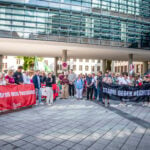 Am Dienstag (16.07.2024) protestierten rund 130 Teilnehmende vor dem Rathaus in Saarbrücken gegen eine mutmaßliche Zusammenarbeit der CDU mit der AfD im Bezirksrat West. Foto: BeckerBredel