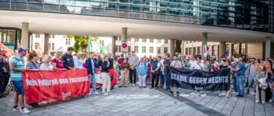 Am Dienstag (16.07.2024) protestierten rund 130 Teilnehmende vor dem Rathaus in Saarbrücken gegen eine mutmaßliche Zusammenarbeit der CDU mit der AfD im Bezirksrat West. Foto: BeckerBredel