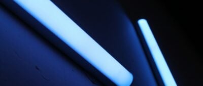 Nahaufnahme Neonröhren blaues Licht