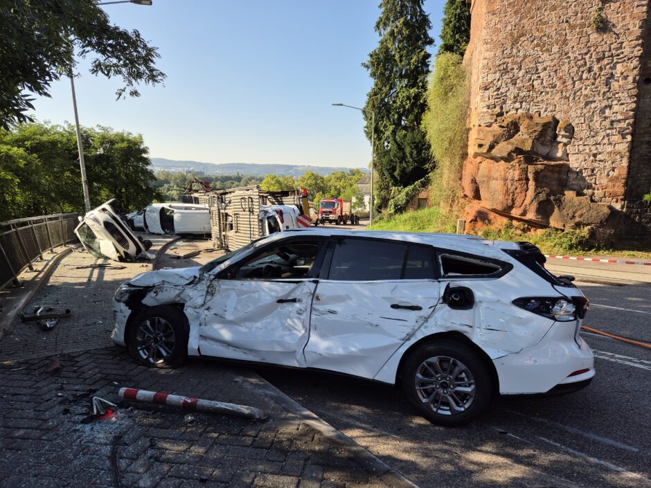 Bildergalerie: Lkw mit Neuwagen kippt auf B51 in Trier