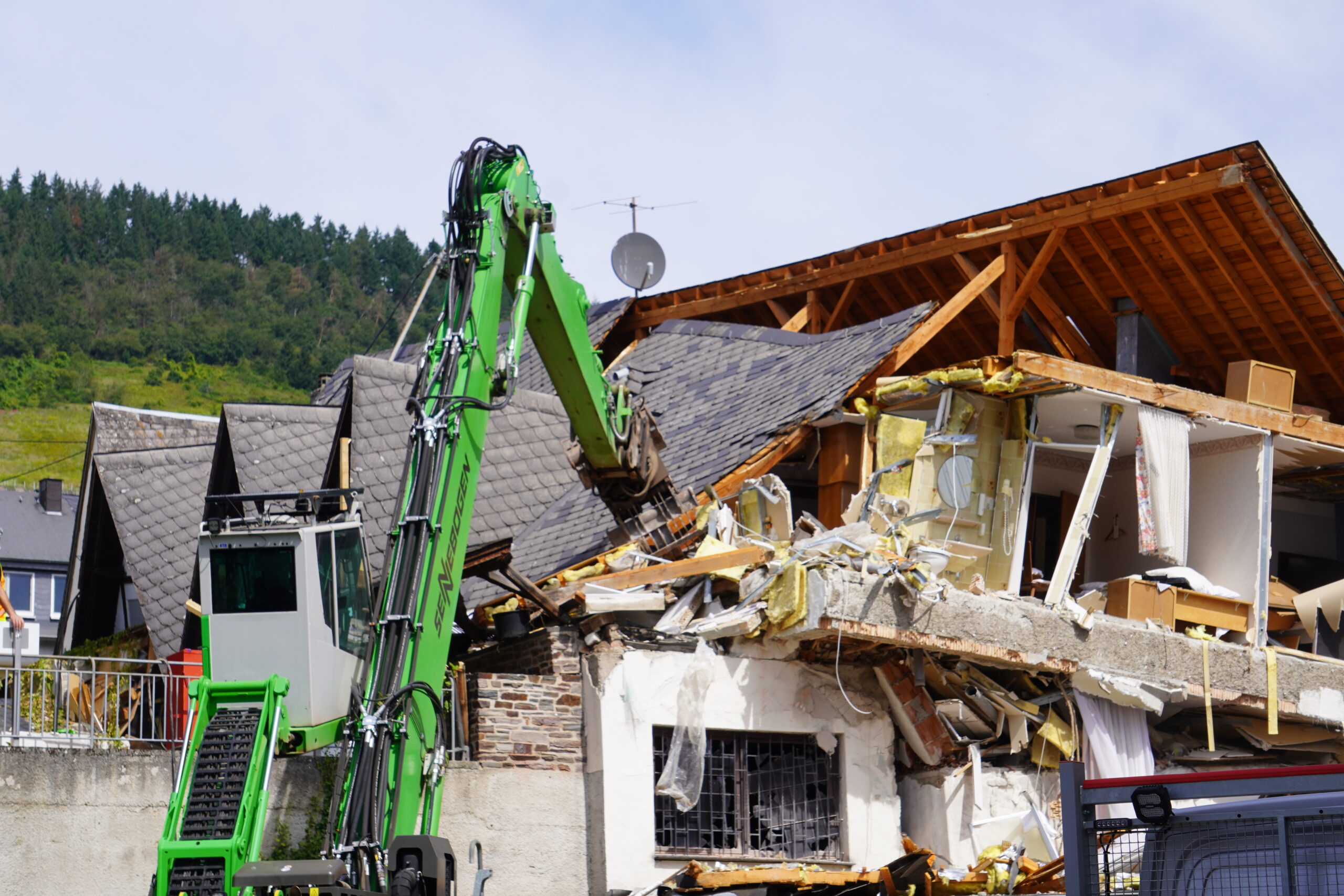 Abriss von eingestürztem Hotel in Kröv – Bergung des Toten wohl am Wochenende