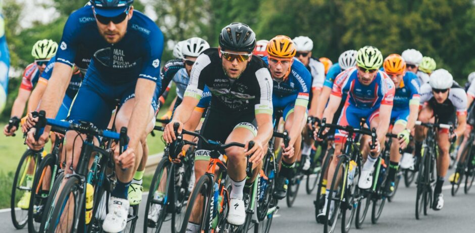 Gruppe von Rennradfahrern auf Asphalt