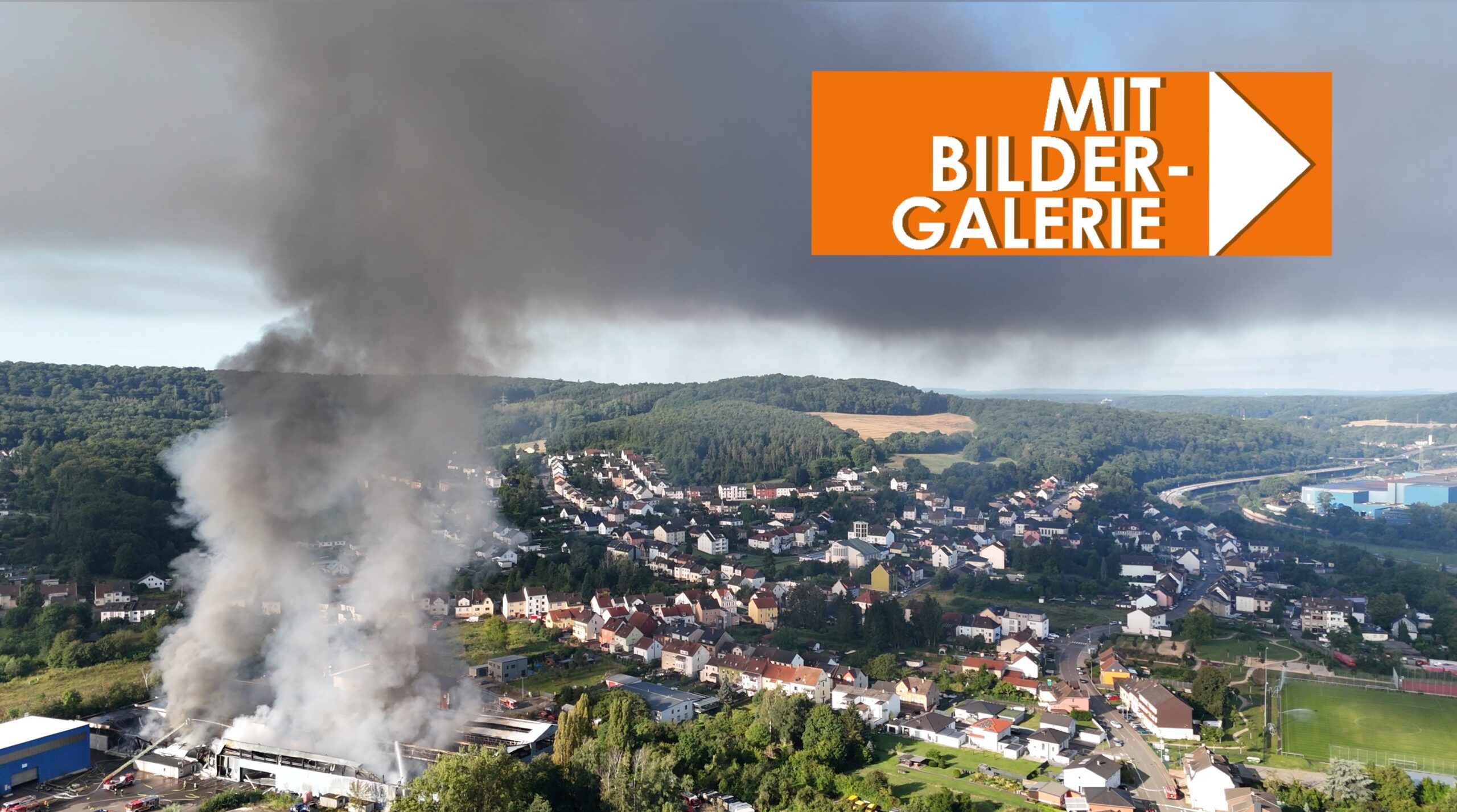 Großbrand in Völklingen: Lagerhalle in Vollbrand – 150 Einsatzkräfte vor Ort