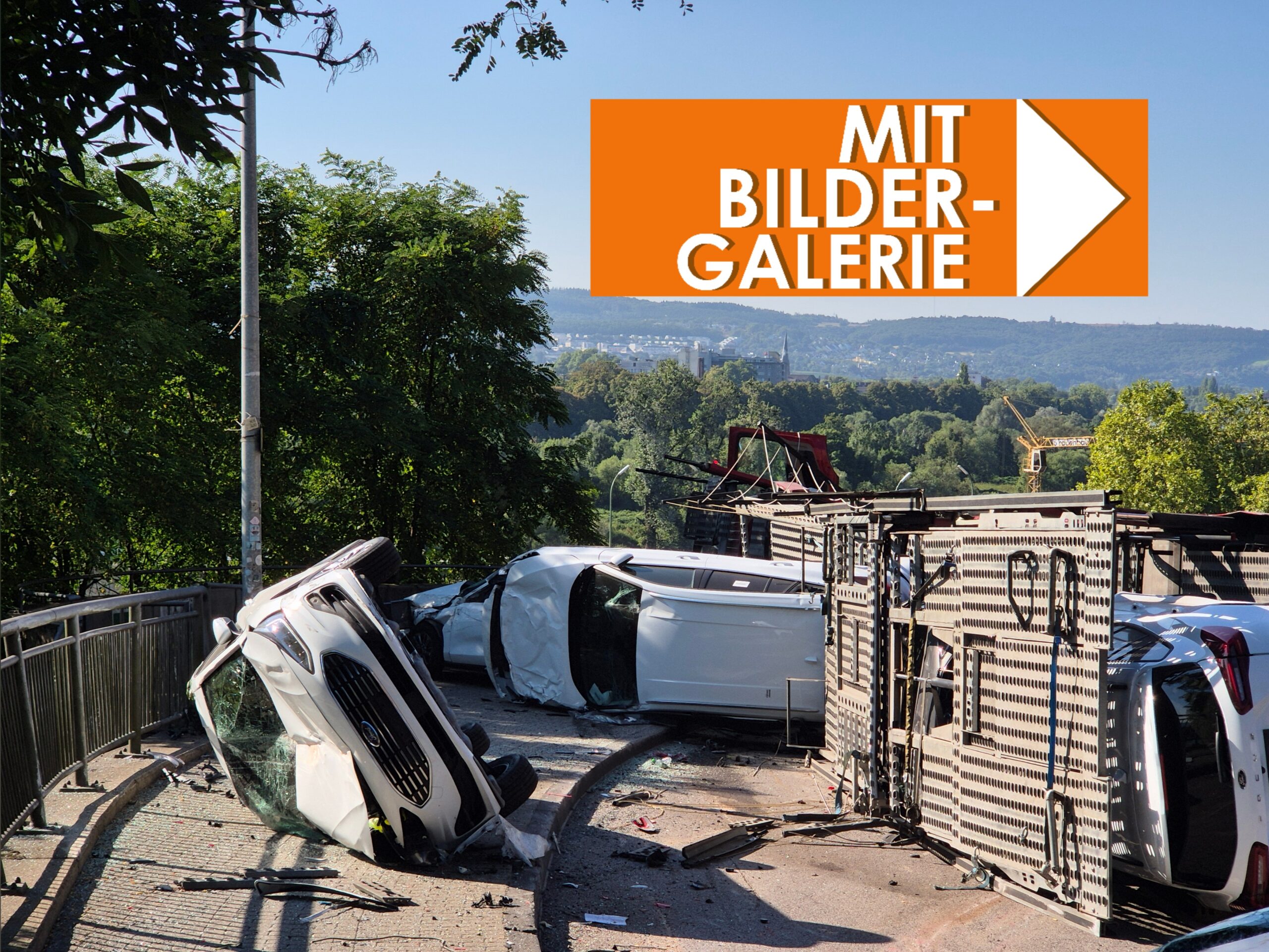 Vollsperrung auf B51 in Trier: Mit Autos beladener Lkw umgekippt