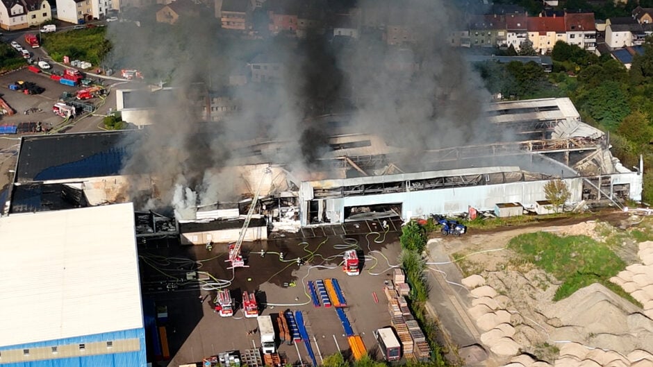 Bildergalerie: Großbrand in Völklingen bei Thyssenkrupp