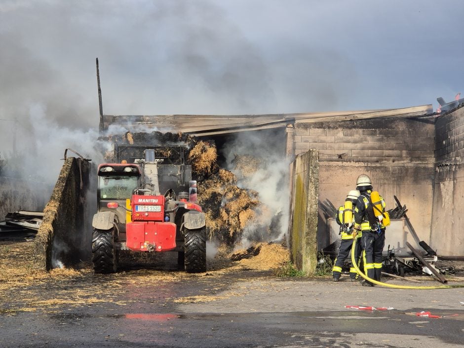 Bildergalerie: Strohlager brennt auf Bauernhof in Newel