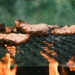 Fleisch auf einem Holzkohlegrill