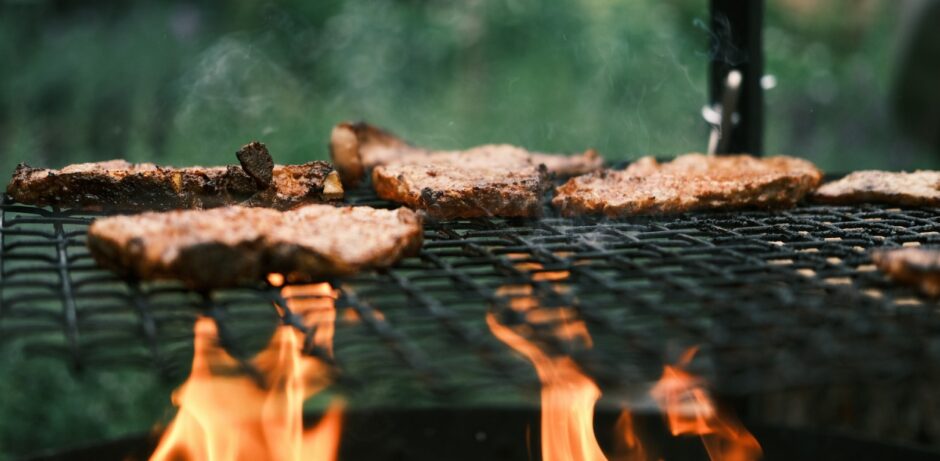 Fleisch auf einem Holzkohlegrill