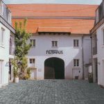 Das Filmhaus Saarbrücken veranstaltet im Innenhof auch in diesem Sommer "Open-Air-Kino". Archivfoto: Filmhaus