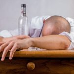 Kopfschmerzen, Schwindel, Unwohlsein - die Symptome einer leichten Alkoholvergiftung.