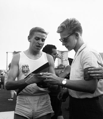 Armin Hary (links) lief 1960 den 100-Meter-Weltrekord. Foto: Hans-Ueli Bloechliger/KEYSTONE/dpa.