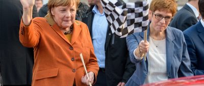 Deutschlands Bundeskanzlerin Angela Merkel (CDU) (links) und Saarlands Ministerpräsidentin Annegret Kram-Karrenbauer (CDU) (rechts). Foto: Oliver Dietze/dpa.