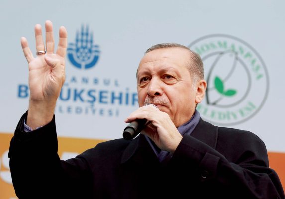 Ab heute haben Türken die Wahl, ob sie Recep Tayyip Erdogan mit einem neuen System mehr Macht geben wollen. Foto: Yasin Bulbul/Pool Presidential Press Service/AP/dpa.