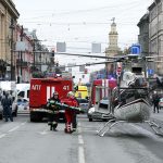 Sanitäter nehmen eine Trage von einem Hubschrauber nach einer Explosion in der Tekhnologichesky Institut U-Bahnstation in St. Petersburg, Russland. Foto: Pavel Karavashkin/dpa.