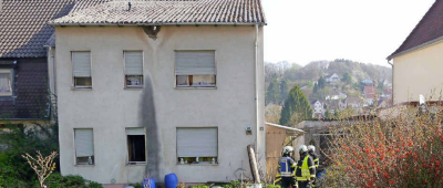 In diesem Lautzkircher Haus hat es am Dienstagmorgen gebrannt. Foto: Holger Scipio/Feuerwehr Blieskastel