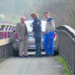 Der Fahrer (links) mit Polizistin (Bildmitte) und dem Mann vom Abschleppdienst am festgefahrenen Auto. Foto: Polizei Kirn