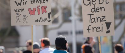 2015 demonstrierten in Stuttgart Menschen gegen das Tanzverbot. Foto: Wolfram Kastl/dpa.