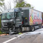 Stark beschädigt war der Lkw, der aus unbekannter Ursache auf einen anderen Sattelzug auffuhr. Fotos: Becker & Bredel.