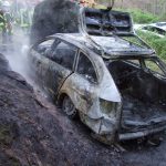 Das Auto brannte in dem Waldstück bis auf die Karosserie vollständig ab. Foto: Polizeiinspektion Merzig