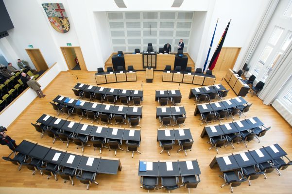 Der saarländische Landtag. Foto: Oliver Dietze/dpa.