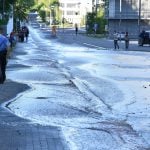 Tausende Liter strömten gestern Abend über die Straße. Foto: Becker & Bredel.