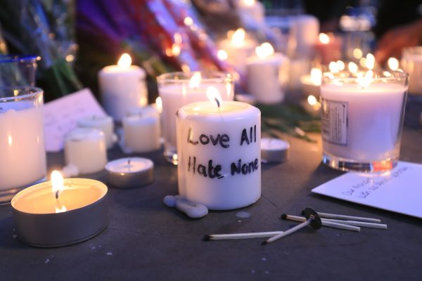 Am Albert Square in Manchester legten viele Menschen Blumen und Kerzen nieder. Foto: Danny Lawson/PA Wire/dpa.