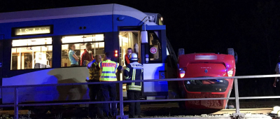 Das Fahrzeug überschlug sich und landete auf den Saarbahn-Gleisen. Foto: Becker & Bredel