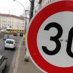 Auf manchen Straßen in Saarbrücken werden Autofahrer bald nur noch Tempo 30 fahren können. Foto: Jörg Carstensen/dpa.