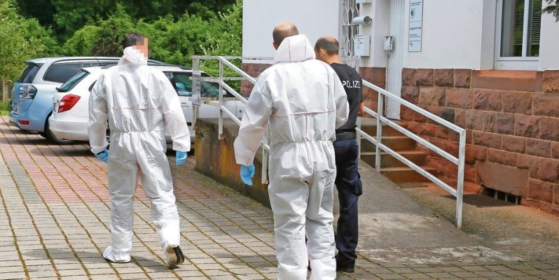 Die Spurensicherung durchsuchte den Tatort nach Hinweisen. Foto: Becker & Bredel