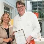 Wirtschaftsministerin Anke Rehlinger mit Markus Keller, der den Genuss-Gastwirt Saarland in Gold holte. Foto: Jennifer Weyland