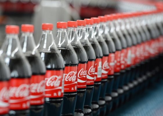 Coca Cola will den Zuckeranteil um zehn Prozent verringern. Foto: Jens Kalaene/dpa-Bildfunk.