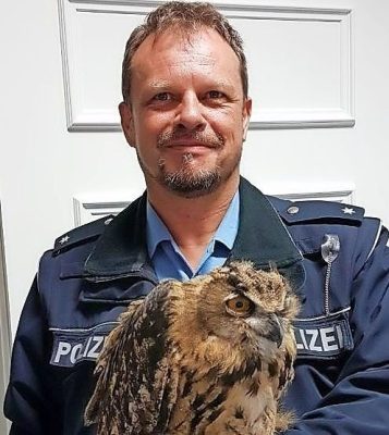 Polizist René Bergling mit dem Uhu. Foto: Polizei Wadern
