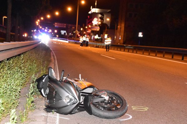 Auch der Fahrer des Motorrads musste ins Krankenhaus. Foto: BeckerBredel.