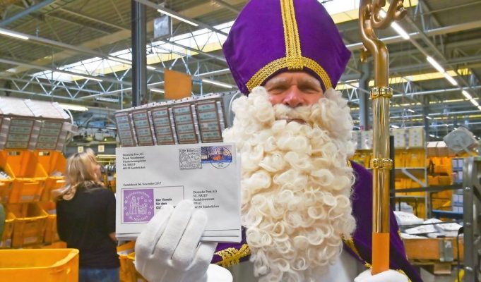 Der Nikolaus kam höchstpersönlich im Briefzentrum vorbei, um die Maschine in Gang zu setzen. Foto: Becker & Bredel