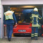 Nachdem der Porsche 911 zunächst drei parkende Autos und mehrere Gartenmauern beschädigt hatte, durchbach er ein Garagentor. Foto: BeckerBredel