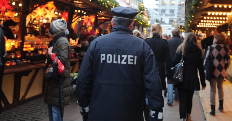 Wie viele Polizisten zum Beispiel auf Weihnachtsmärkten unterwegs sind, entscheidet die saarländische Landesregierung. Foto: Angelika Warmuth/dpa-Bildfunk.