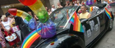 Bunt darf's bei der LGBT-Community gerne mal sein. In dieser Aufnahme sieht man das Auto der Aids Hilfe Saar beim Christopher Street Day. Archivfoto: BeckerBredel