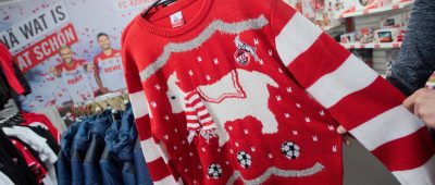 Teile unserer Redaktion halten dieses Prunkstück für den hässlichsten aller Ugly Christmas Sweater überhaupt. Foto: Henning Kaiser/dpa - Bildfunk