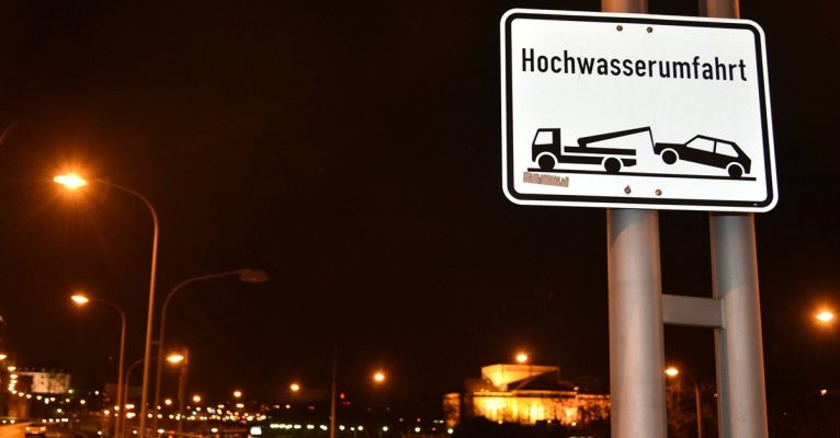 Erste Maßnahmen zu einer Sperrung der Stadtautobahn wurden am Abend getroffen. Foto: BeckerBredel.