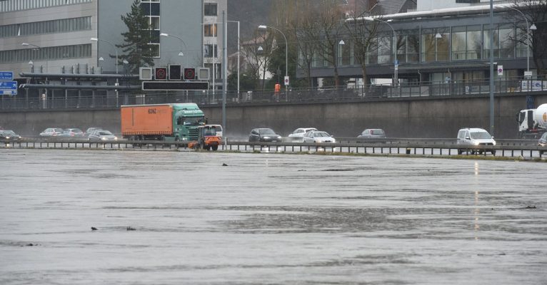 Die Stadtautobahn in Saarbrücken droht überflutet zu werden. Foto: BeckerBredel.