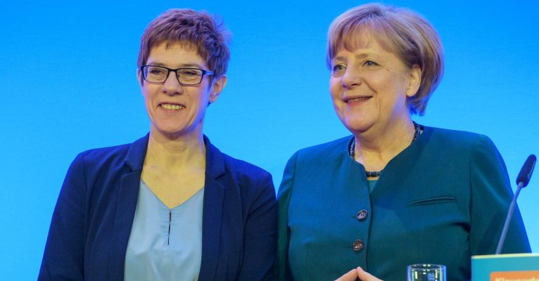 Wird Annegret Kramp-Karrenbauer (CDU) (links) die Nachfolgerin von Angela Merkel. Archivfoto: Oliver Dietze/dpa-Bildfunk.
