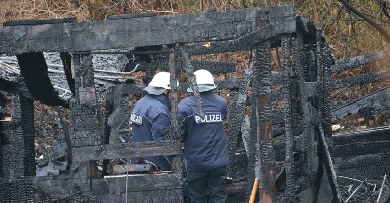 Die Polizei untersucht den Ort, an dem ein 60-jähriger Polen bei einem Brand ums Leben kam. Foto: BeckerBredel.